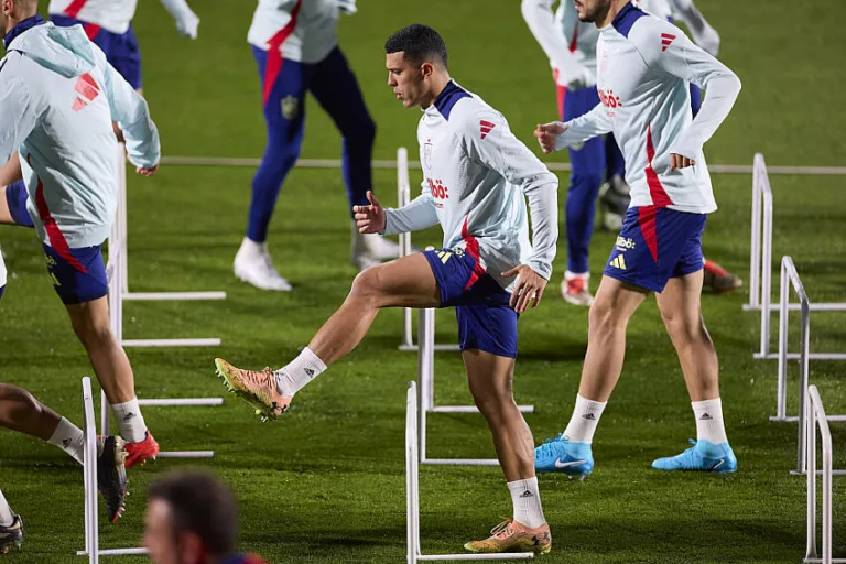 Pedro Porro avec l'Espagne à l'entraînement.