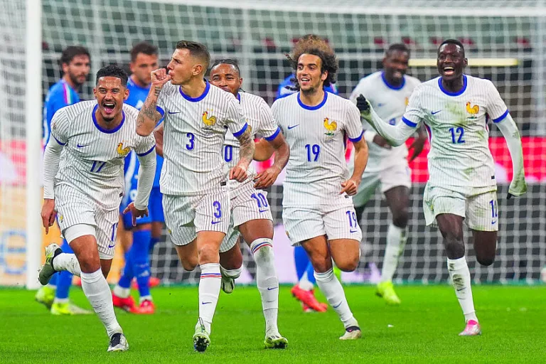 Lucas Digne et les Bleus lors de d'Italie / France.