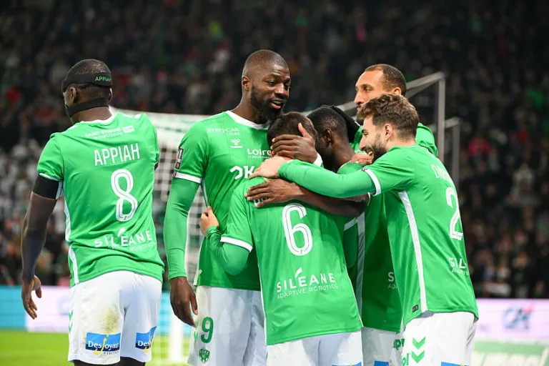 Les joueurs de l'ASSE célèbrent contre le MHSC