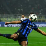 Denzel Dumfries, le visage caché par le ballon, avec l'Inter Milan