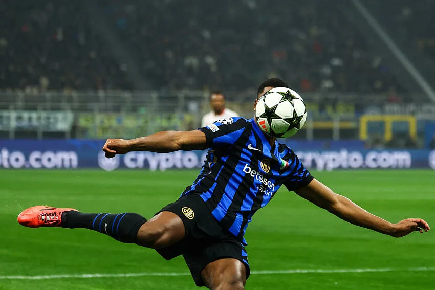 Denzel Dumfries, le visage caché par le ballon, avec l'Inter Milan