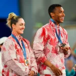 Gabriela Dabrowski aux Jeux Olympiques abec Felix Auger-Aliassime. Le duo médaillée sur le podium