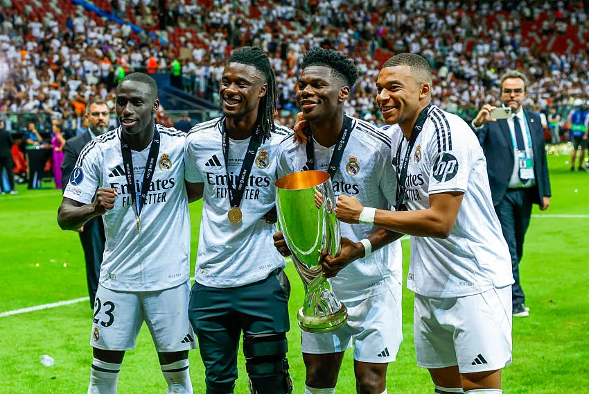 Ferland Mendy, Eduardo Camavinga, Aurélien Tchouameni et Kylian Mbappé avec le Real Madrid après le sacre en Supercoupe d'Europe