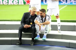 Ancelotti avec Dani Carvajal après le sacre lors de la Supercoupe d'Europe en 2024