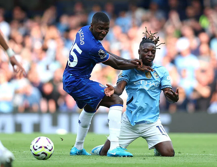 Moises Caicedo au duel avec Doku lors de Chelsea / Manchester City