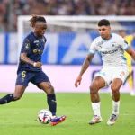 Valentin Atangana au duel avec Luis Henrique lors d'OM / Stade de Reims