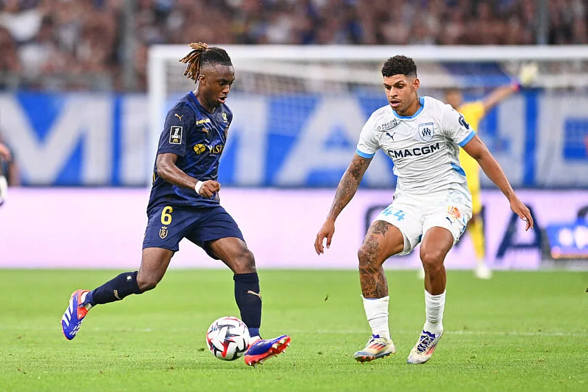 Valentin Atangana au duel avec Luis Henrique lors d'OM / Stade de Reims