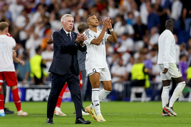 Carlo Ancelotti avec Kylian Mbappé (Real Madrid)