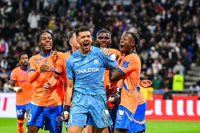 Geronimo Rulli avec l'OM après avoir arrêté un pénalty contre l'OL