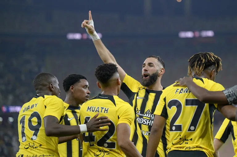 Karim Benzema le doigt levé au ciel avec Al-Ittihad