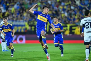 Aaron Anselmino avec Boca Juniors contre Gimnasia et Esgrima de La Plata