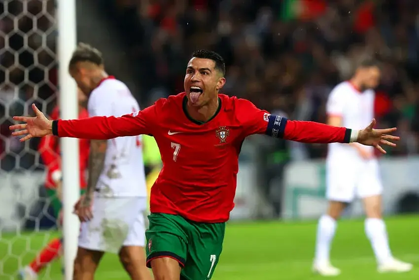 Cristiano Ronaldo célèbre son but avec le Portugal contre la Pologne