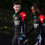 Kieran Tierney avec Raheem Sterling à Arsenal