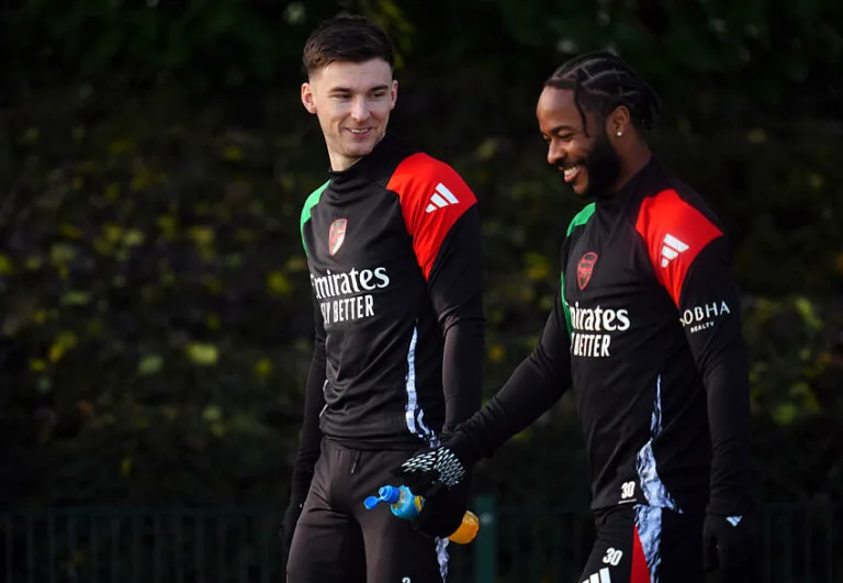 Kieran Tierney avec Raheem Sterling à Arsenal