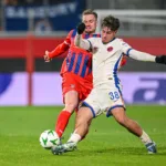 Patrick Mainka (1.FC Heidenheim) au duel avec Marc Guiu (Chelsea FC)