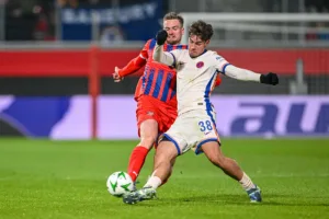 Patrick Mainka (1.FC Heidenheim) au duel avec Marc Guiu (Chelsea FC)