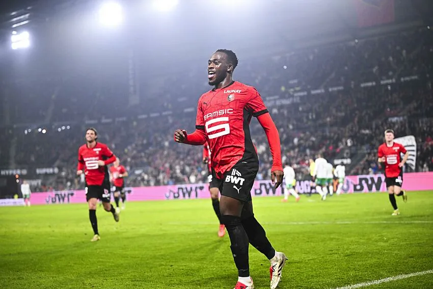 Arnaud Kalimuendo avec le Stade Rennais