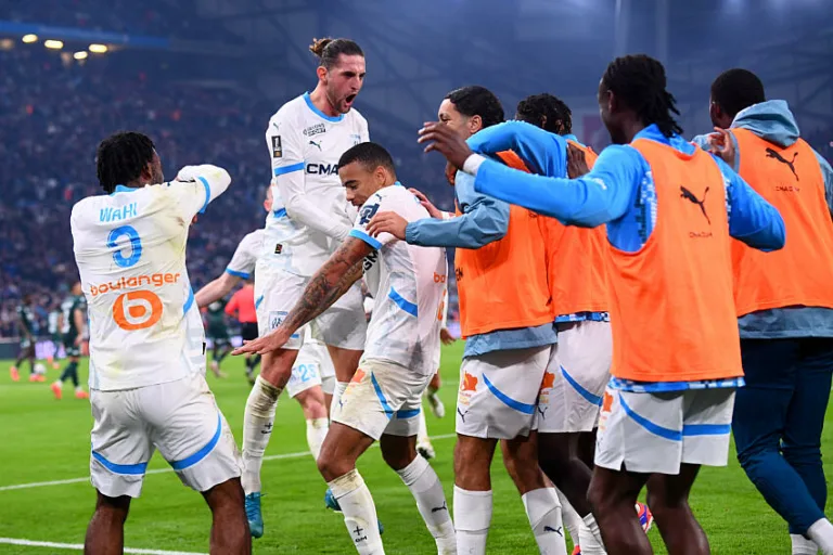 Adrien Rabiot, Elye Wahi et les Marseillais après le but de la victoire de Mason Greenwood contre Monaco