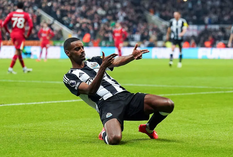 Alexander Isak avec Newcastle contre Liverpool