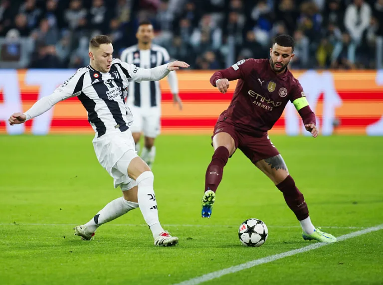 Teun Koopmeiners au duel avec Kyle Walker lors de Juventus / Manchester City en Ligue des Champions