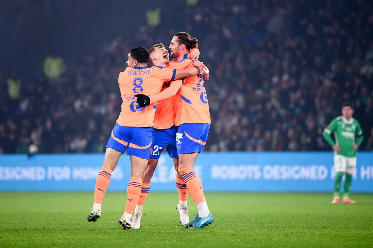 Adrien Rabiot avec Rongier et Maupay après son but lors d'ASSE / OM