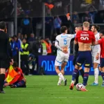 Pol Lirola au sol en train de prendre rouge lors d'OM / LOSC