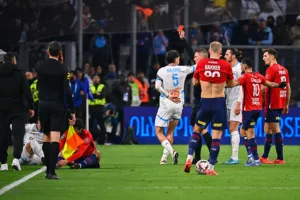 Pol Lirola au sol en train de prendre rouge lors d'OM / LOSC