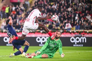 Wilfried Singo avec l'AS Monaco écrase la tête de Gianluigi Donnarumma