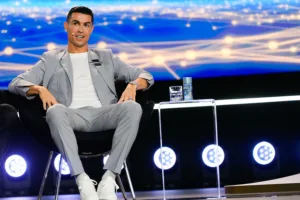 Cristiano Ronaldo mors des Globe Soccer Awards à Dubaï