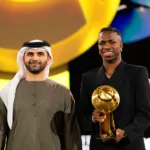 Vinicius jr reçoit son trophée lors des Globe Soccer Awards à Dubaï