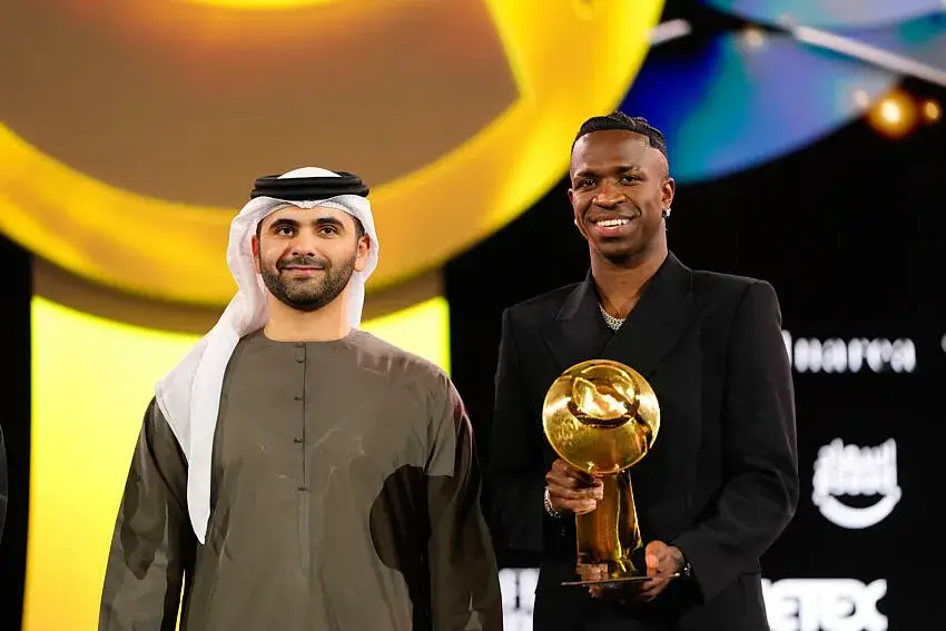 Vinicius jr reçoit son trophée lors des Globe Soccer Awards à Dubaï