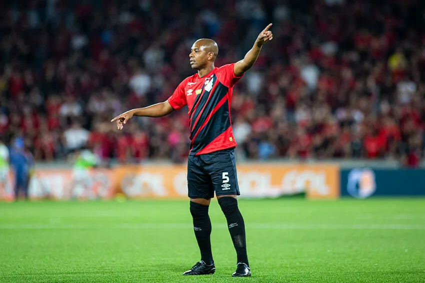 Fernandinho avec Athletico Paranaense au Brésil