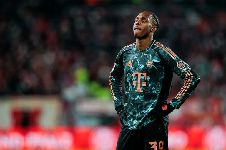 Mathys Tel avec le Bayern Munich