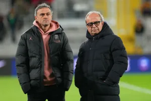 Luis Enrique et Luis Campos avec le PSG