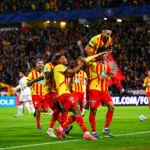 Abdukodir Khusanov célèbre avec le RC Lens contre le PSG