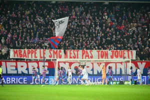 Banderole à l'encontre de Kylian Mbappé à Caen