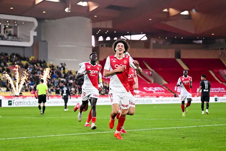 Maghnes Akliouche avec l'AS Monaco contre Rennes