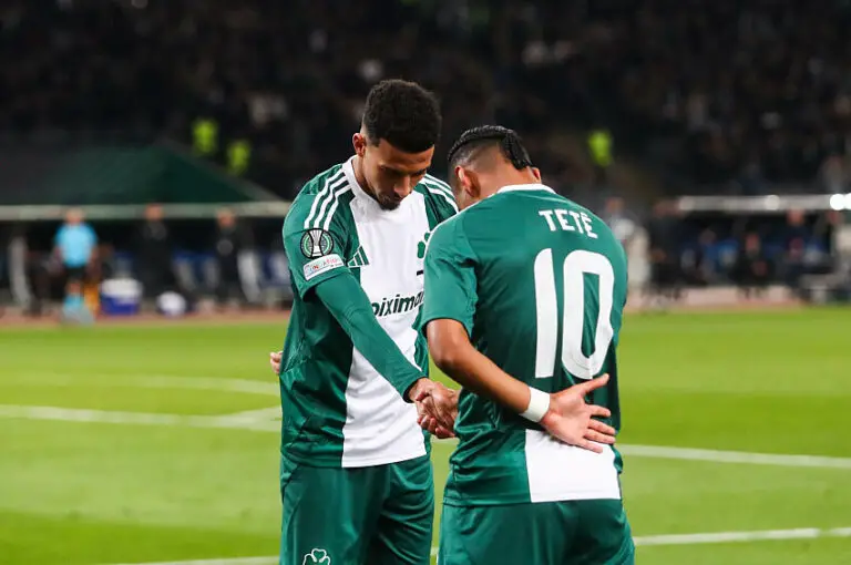 Tete et Azzedine Ounahi lors de Panathinaikos / Fiorentina