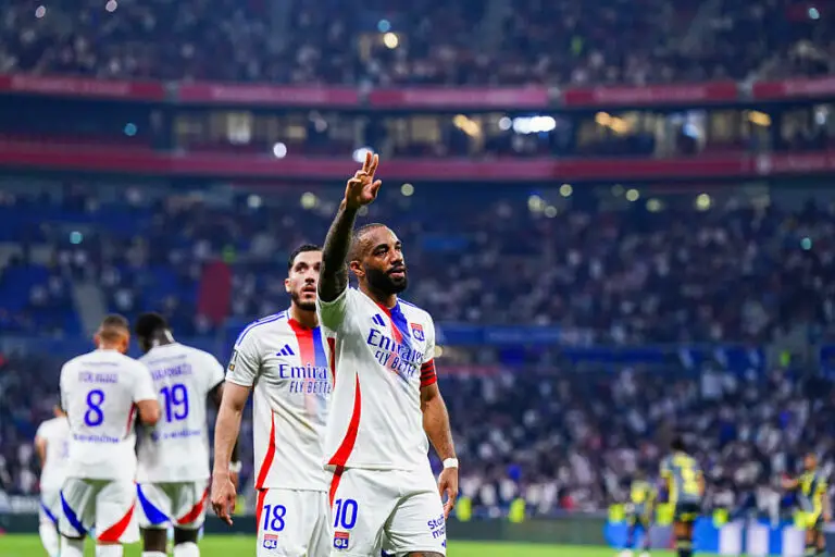 Alexandre Lacazette avec l'OL après son but contre le LOSC