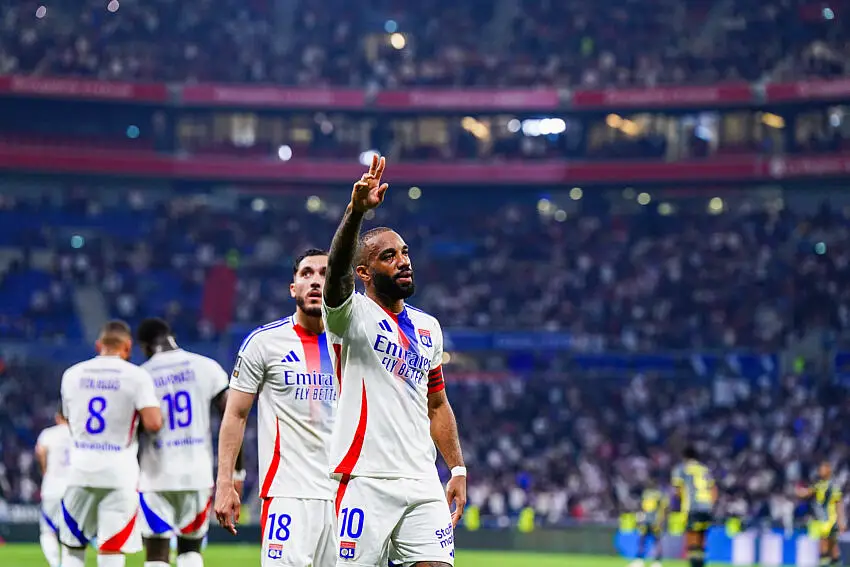 Alexandre Lacazette avec l'OL après son but contre le LOSC