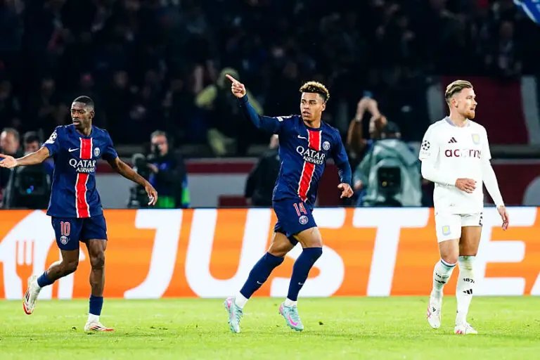 Désiré Doué avec le PSG après son but contre Aston Villa