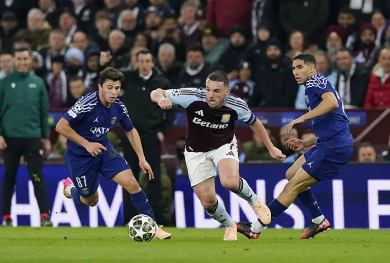 John McGinn avec Aston Villa face au PSG