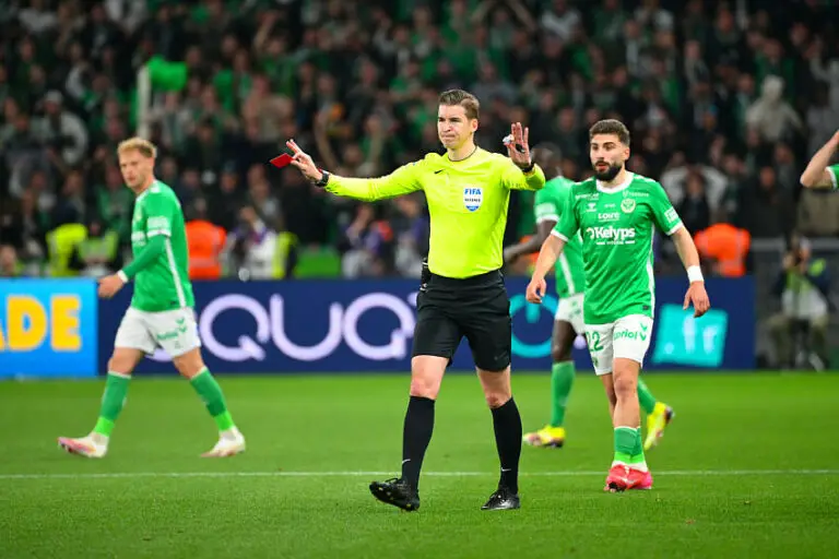 Francois Letexier après avoir annulé le carton rouge contre Stassin lors d'ASSE / OL