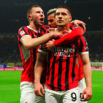 Luka Jovic célèbre avec l'AC Milan contre l'Inter Milan