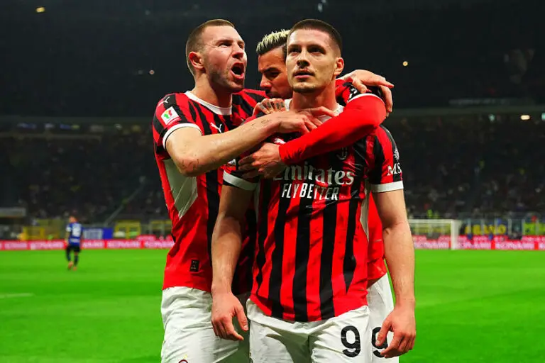 Luka Jovic célèbre avec l'AC Milan contre l'Inter Milan